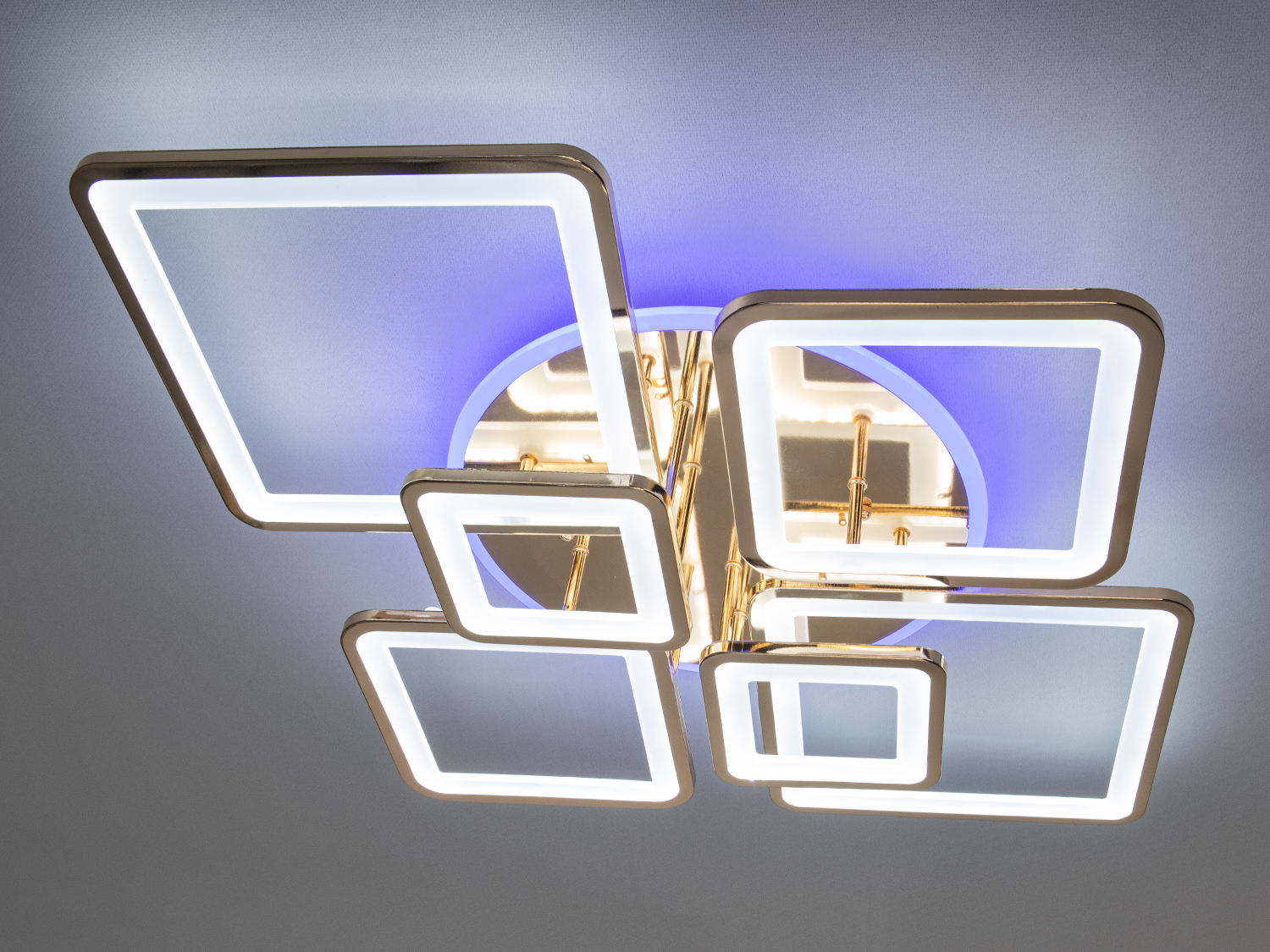 Холодне свічення з LED-ефектом надає люстрі футуристичний та стильний вигляд.