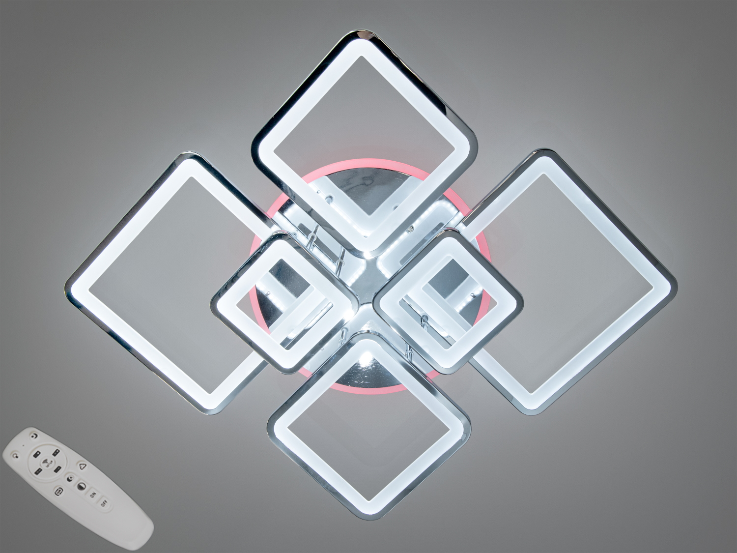 Стельовий світильник з пультом дистанційного керування, що дозволяє змінювати режим освітлення. Квадратні LED-елементи.