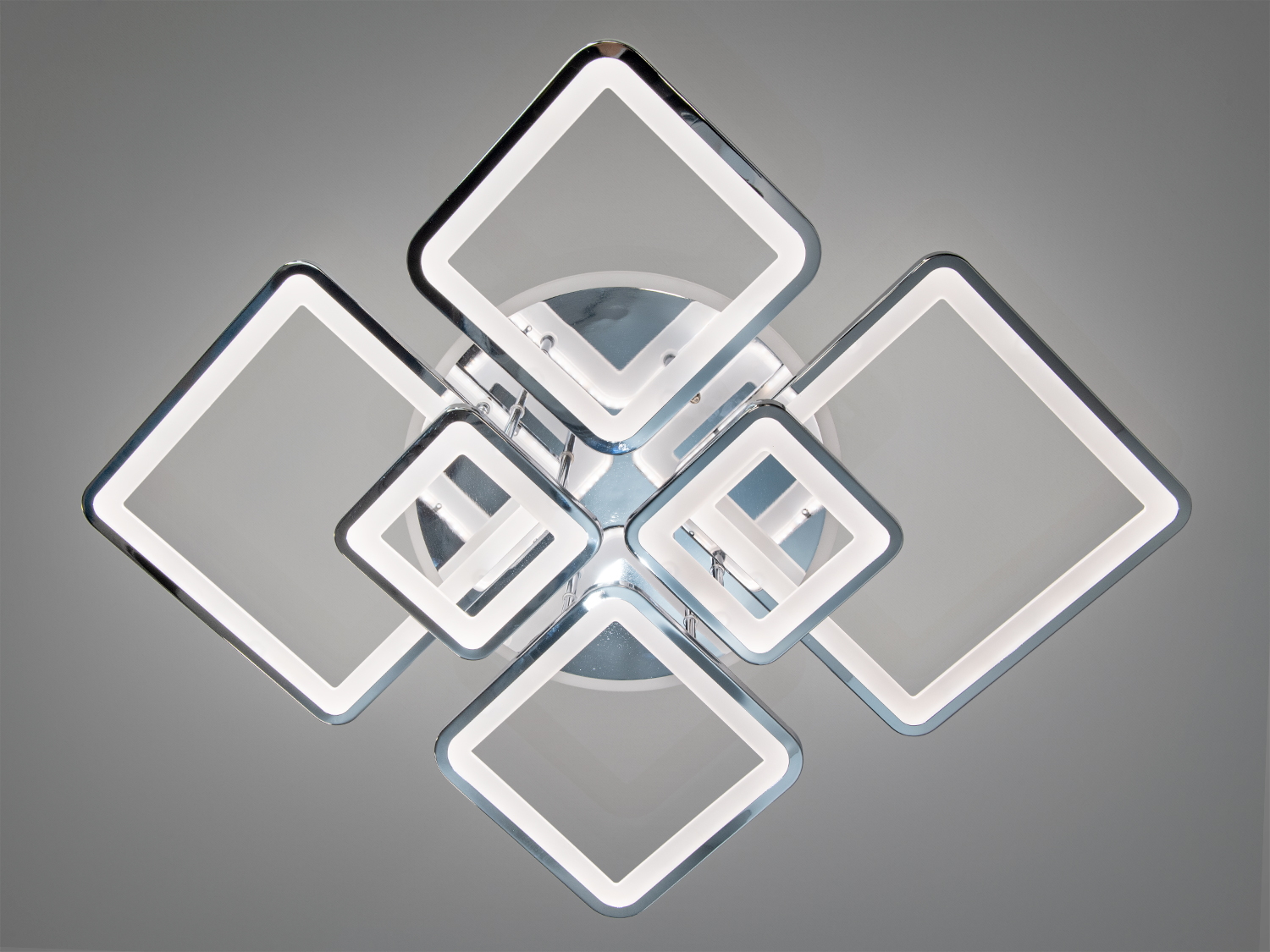 Стельовий світильник з хромованою основою та квадратними LED-елементами. Підходить для сучасних інтер’єрів.