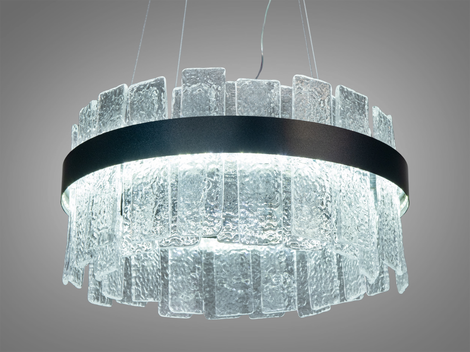 Світильник з круглим абажуром з текстурованого скла, що випромінює холодне біле світло. Підходить для офісних або робочих просторів.