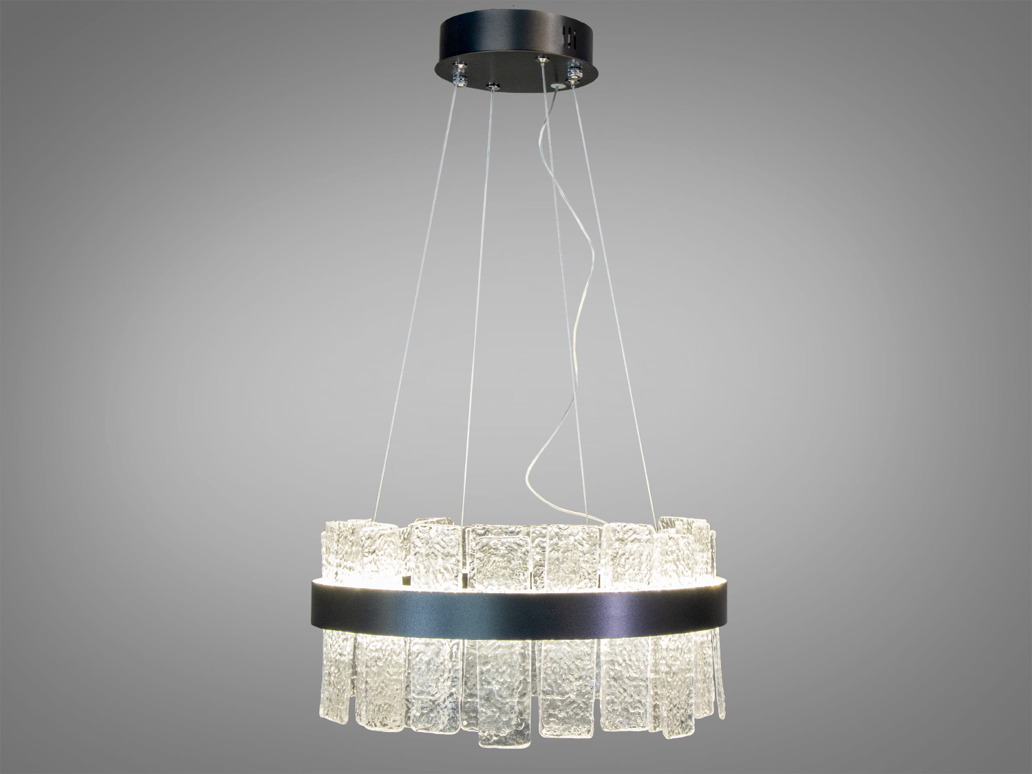 Підвісний світильник з чорним металевим кріпленням і текстурованим склом. Призначений для монтажу на стелі в житлових приміщеннях.