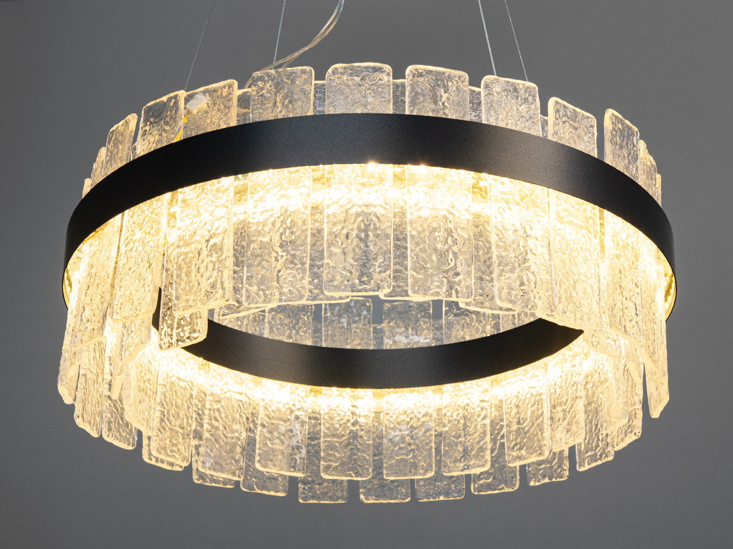 Люстра з яскравим LED освітленням, кришталеві панелі, чорний металевий обід, підходить для вітальні.