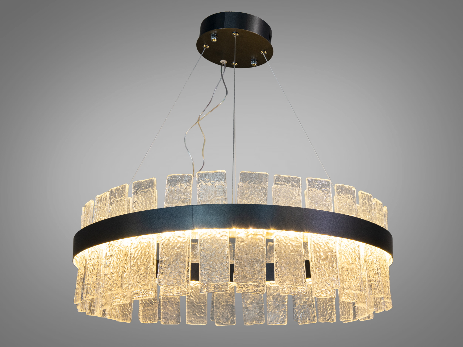 Кругла люстра з текстурованого скла, що випромінює тепле світло. Ідеально підходить для вітальні або їдальні.