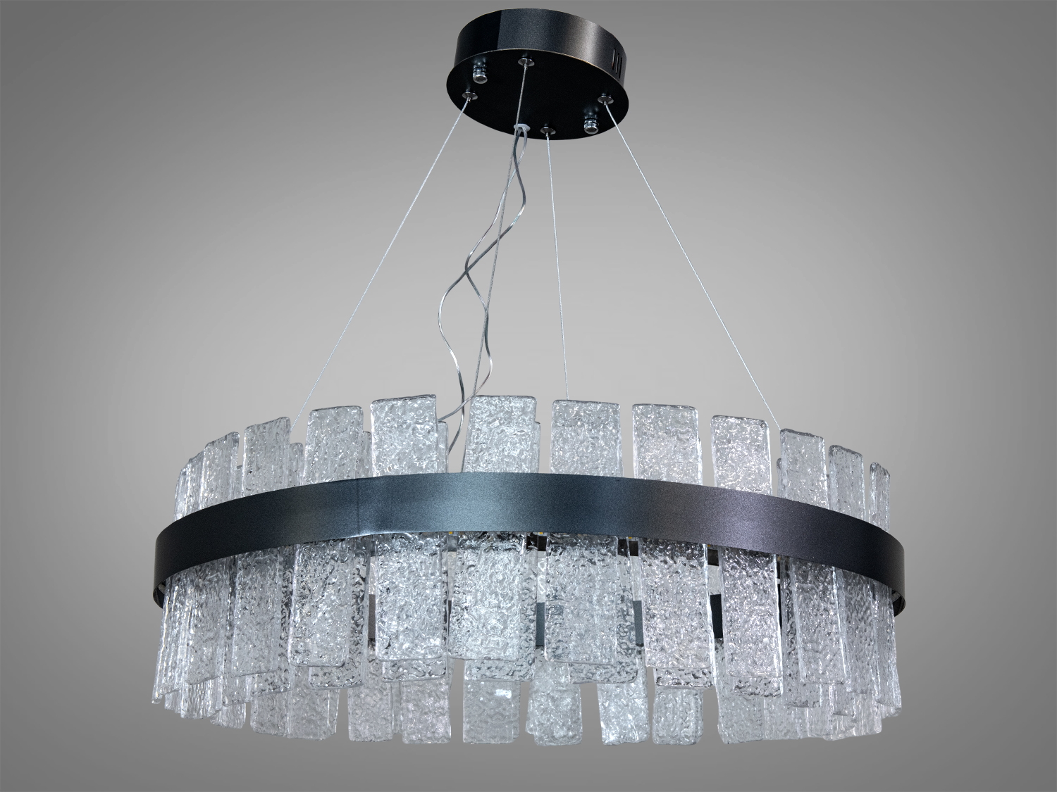 Люстра з металевим кільцем і скляними панелями, що підходить для сучасних інтер’єрів. Підвісний монтаж на тросах.