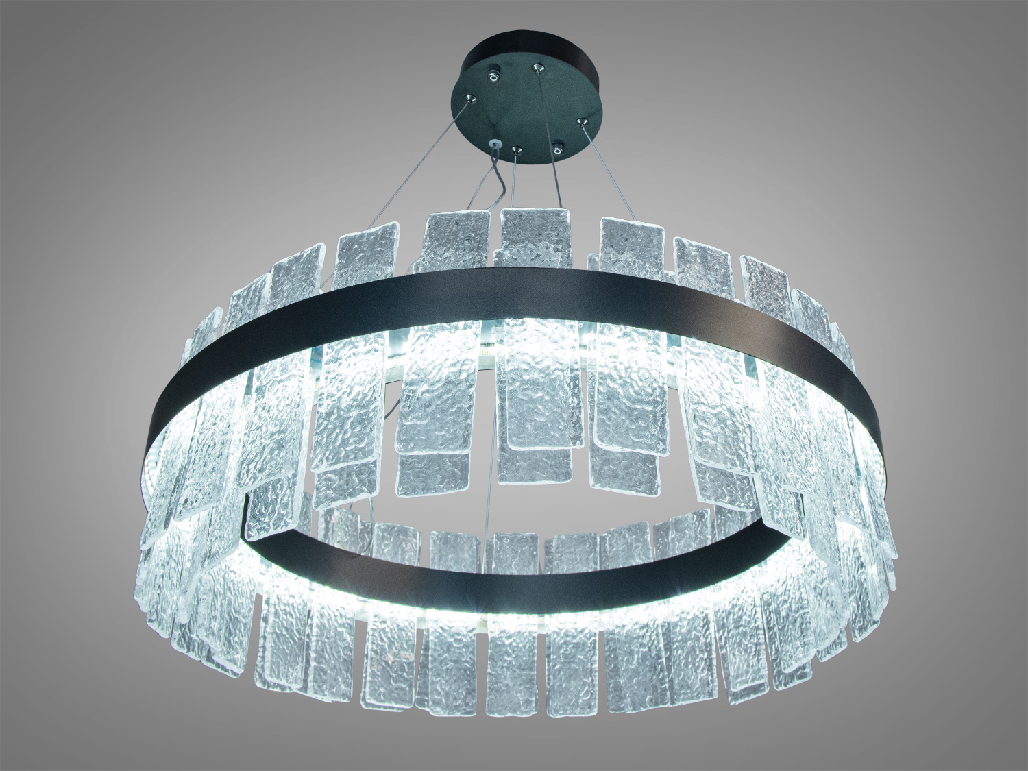 Підвісна люстра з прозорими скляними панелями, ідеальна для вітальні або їдальні. Стильний дизайн з LED-освітленням. Підвісна люстра з прозорими скляними панелями, ідеальна для вітальні або їдальні. Стильний дизайн з LED-освітленням.