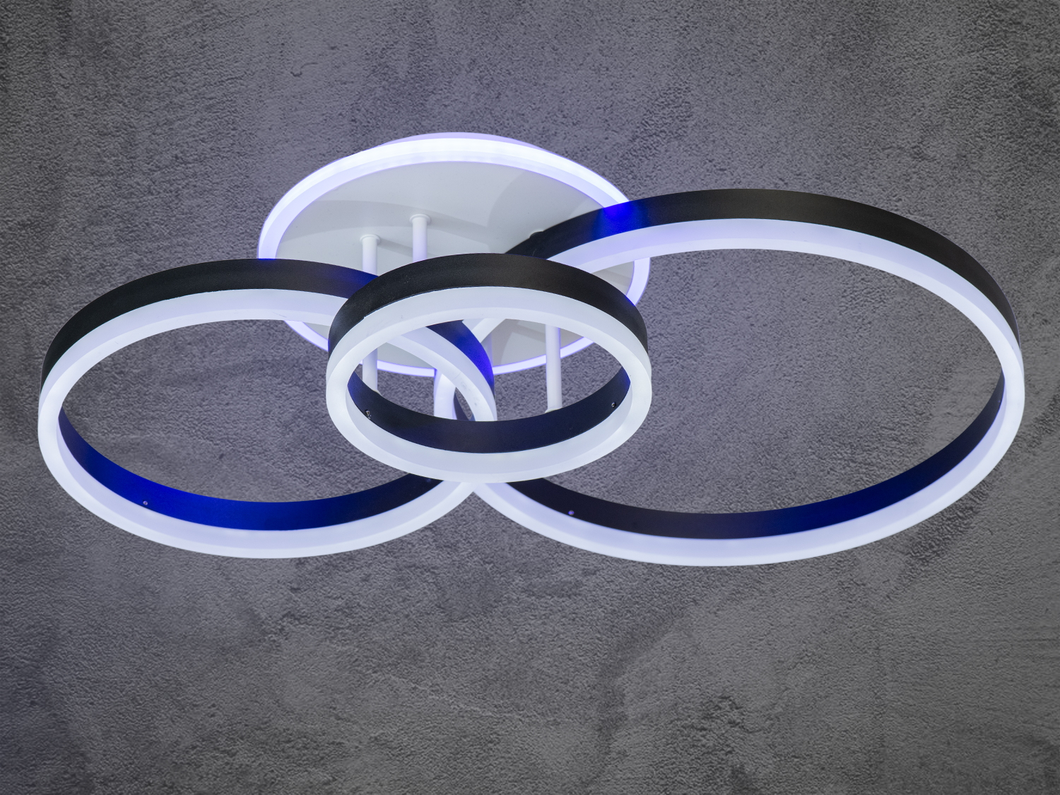 Світильник з трьома кільцями, що перетинаються, з чорними акцентами, підходить для сучасного інтер′єру.