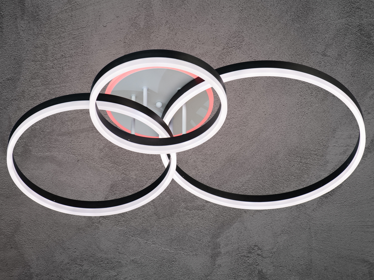 Світильник з трьома кільцями, червоний відтінок всередині, ідеальний для монтажу на стелі.