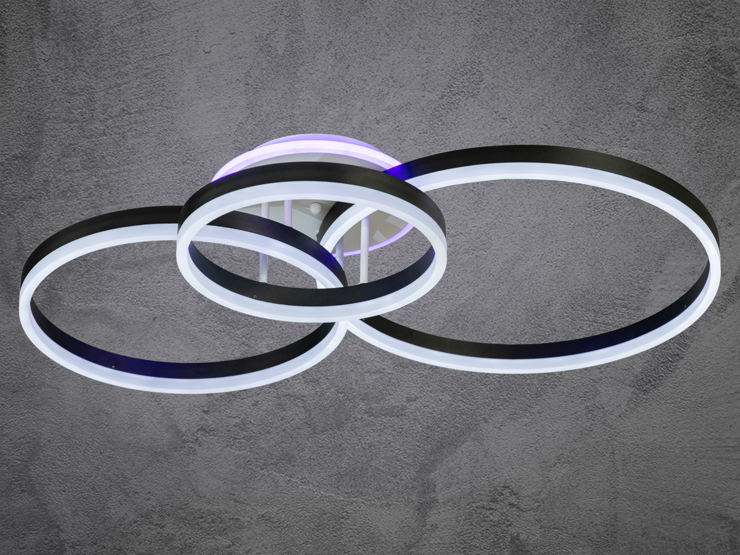 Стельовий світильник з трьома кільцями, фіолетове підсвічування додає стильний вигляд.