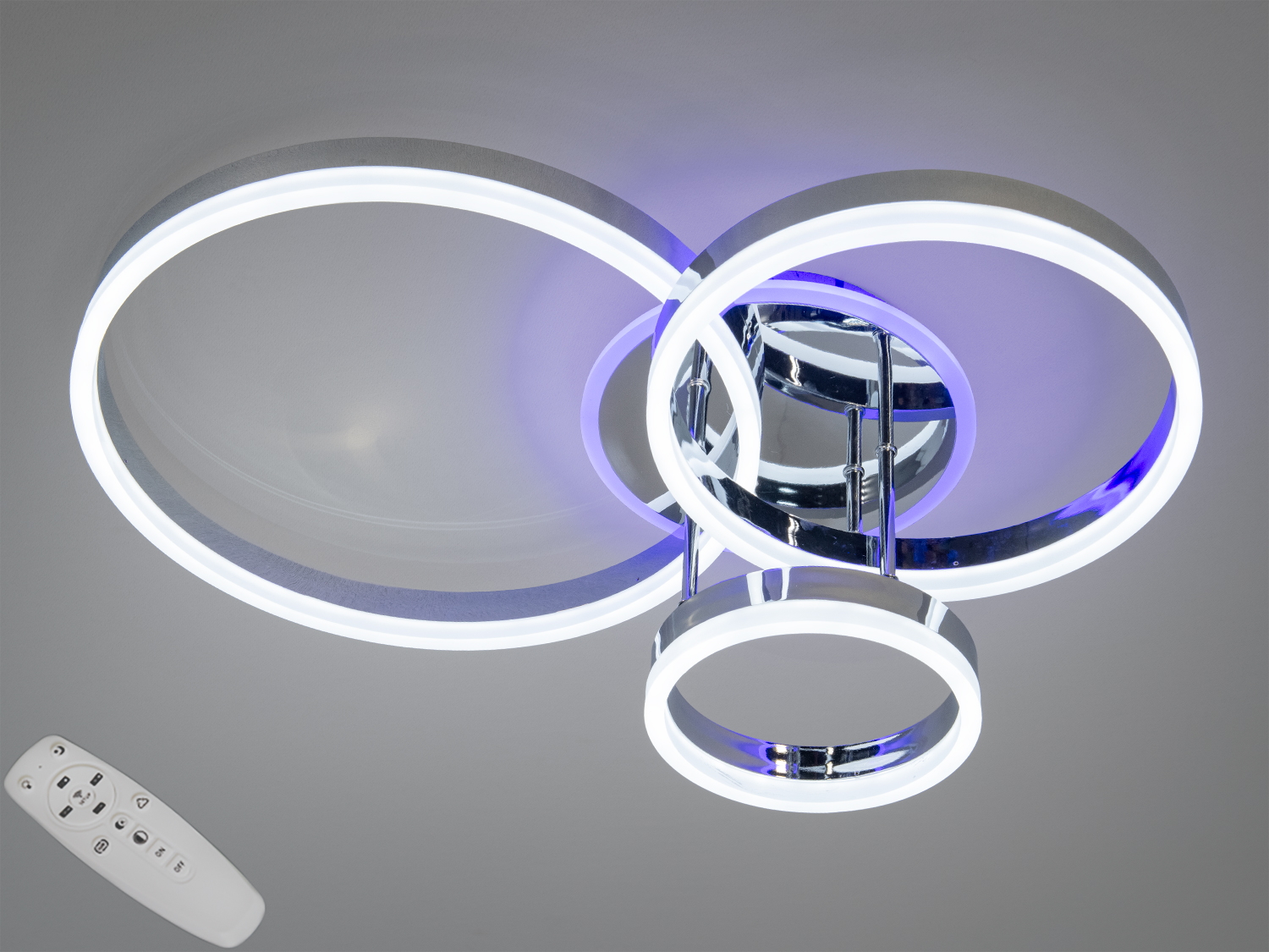 Світильник з пультом дистанційного керування, три круглі LED-кільця, які змінюють колір. Ідеально підходить для сучасних житлових приміщень.