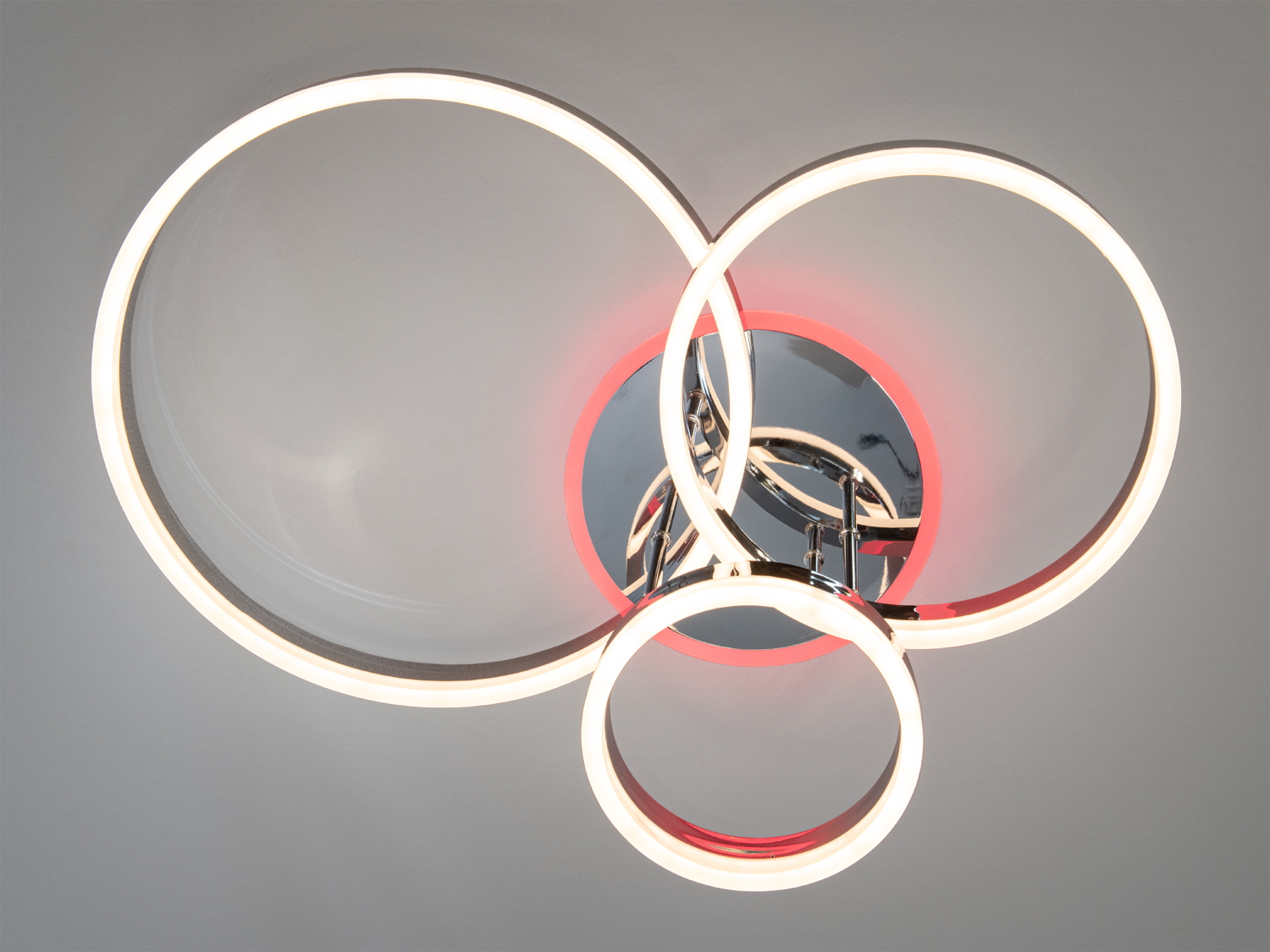 Світильник з трьома круглими LED-кільцями, що випромінюють тепле світло. Підходить для створення затишної атмосфери у вітальні.