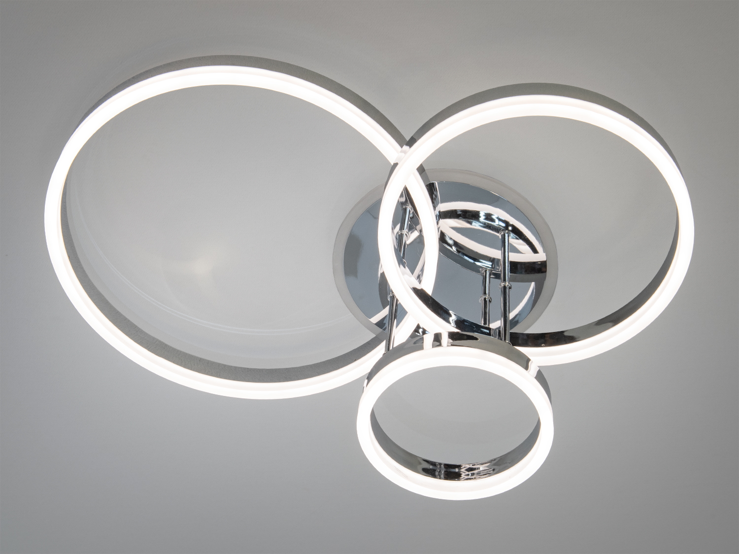 Сучасна світлодіодна люстра 8174-3HR-LS з хромованим покриттям та трьома кільцями, оснащена пультом дистанційного керування.