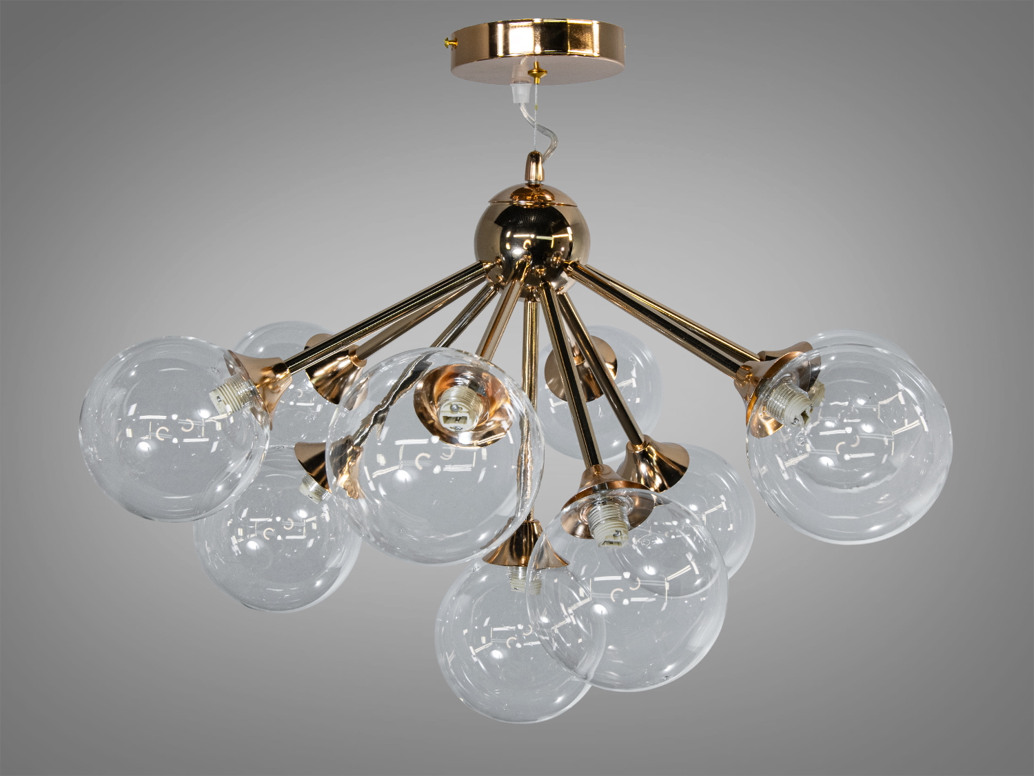 Люстра з круглими скляними плафонами, золотистий каркас, підвісний монтаж. Ідеальна для освітлення великої кімнати.