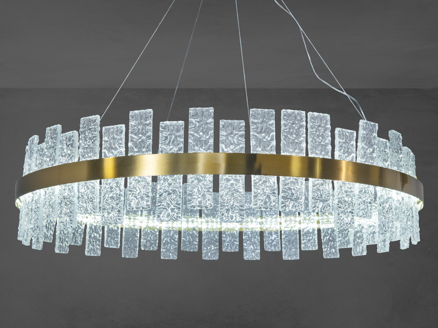 Елегантна люстра з круглим золотистим каркасом та скляними пластинами, підходить для високих стель.