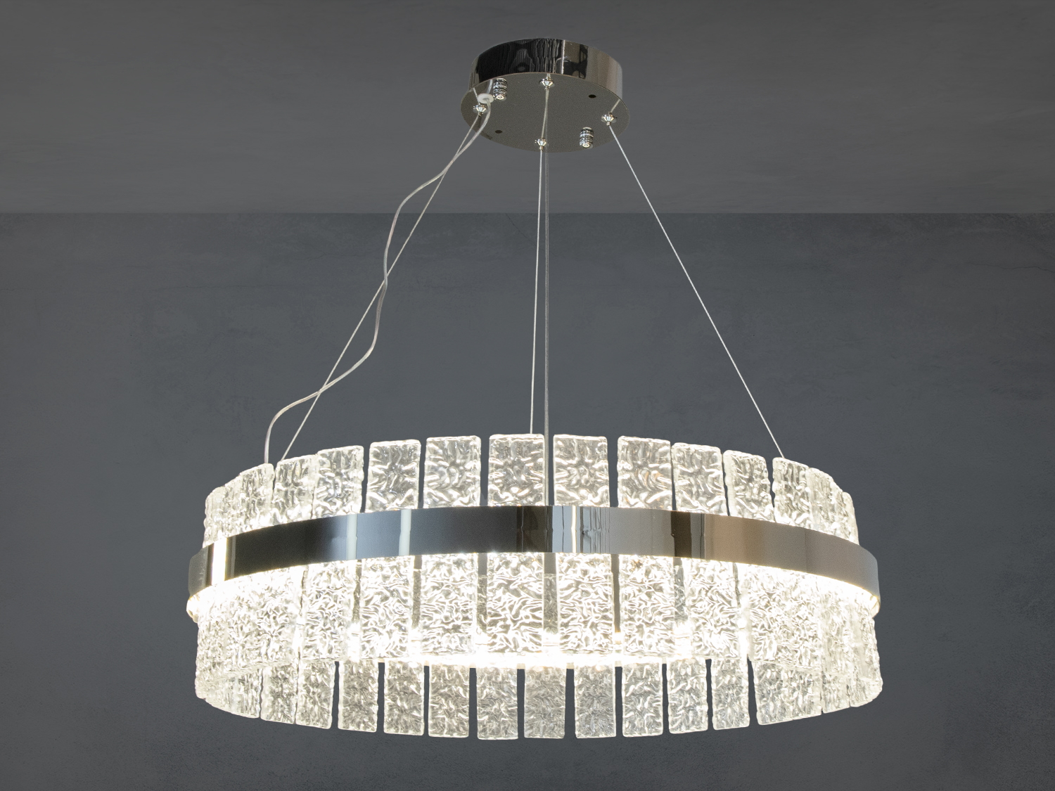 Кришталева світлодіодна люстра в спальню - вибір для тих, хто цінує вишуканий блиск і розкіш у сучасному виконанні. Кругла форма, гармонійно збудована з кришталевих елементів, створює унікальну гру світла і тіні, наповнюючи простір витонченим мерехтінням.