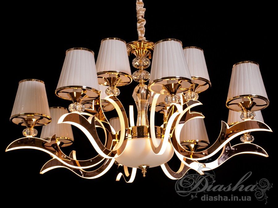 Неймовірно красива класична люстра зі скляними плафонами та ріжками, що світяться 60W, золотого кольору