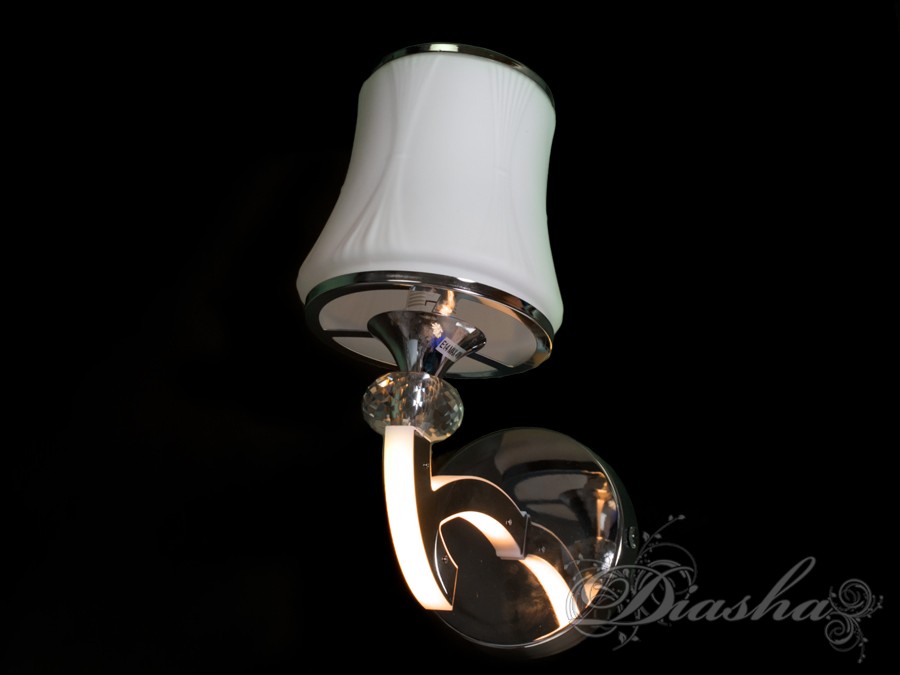Настінне бра на 1 лампу зі світловим ріжком виконано в традиційному класичному стилі, зроблено зі скла і металу, може використовуватися як самостійний світильник (вбудовані світлодіоди мають потужність 5W, а також можна поставити лампу потужністю до 40W), так і в якості доповнення до класичних світлодіодним люстр серії 8341.
