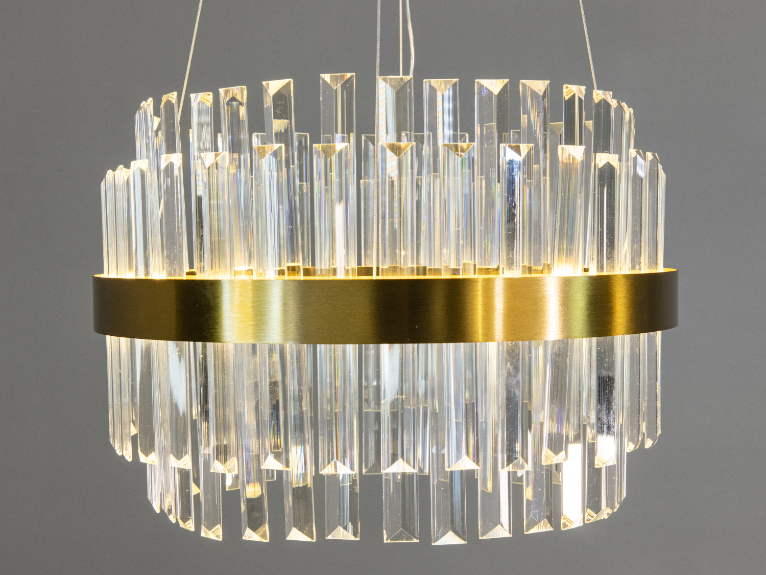 Вигляд спереду розкриває симетрію та рівність каскаду кришталевих елементів.