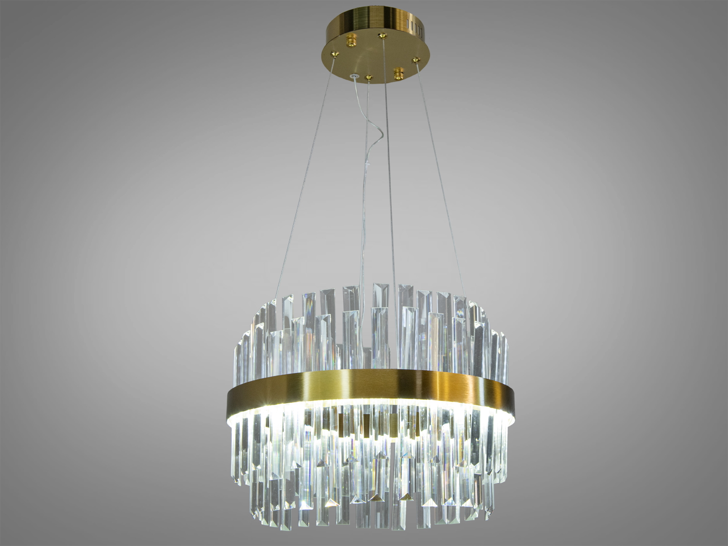 Легкий кут огляду демонструє люстру, що ширяє, і мякість свічення при включеному теплому режимі.