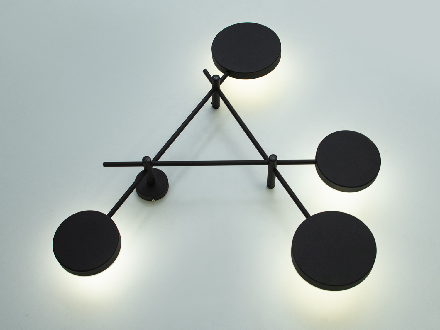 Світлодіодний світильник ′Molecular Wall′ 30W у чорному кольорі — стильний акцент для сучасного інтер′єру.