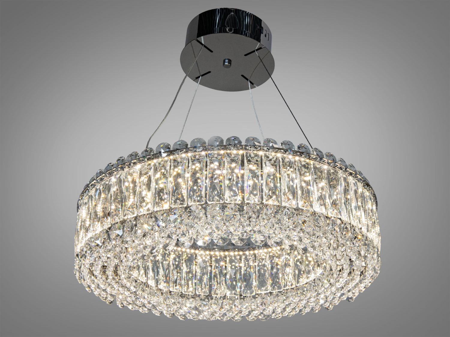 Підвісна кришталева люстра з багаторівневими підвісками. Ідеальна для сучасних інтер’єрів, додаючи розкіш і стиль.