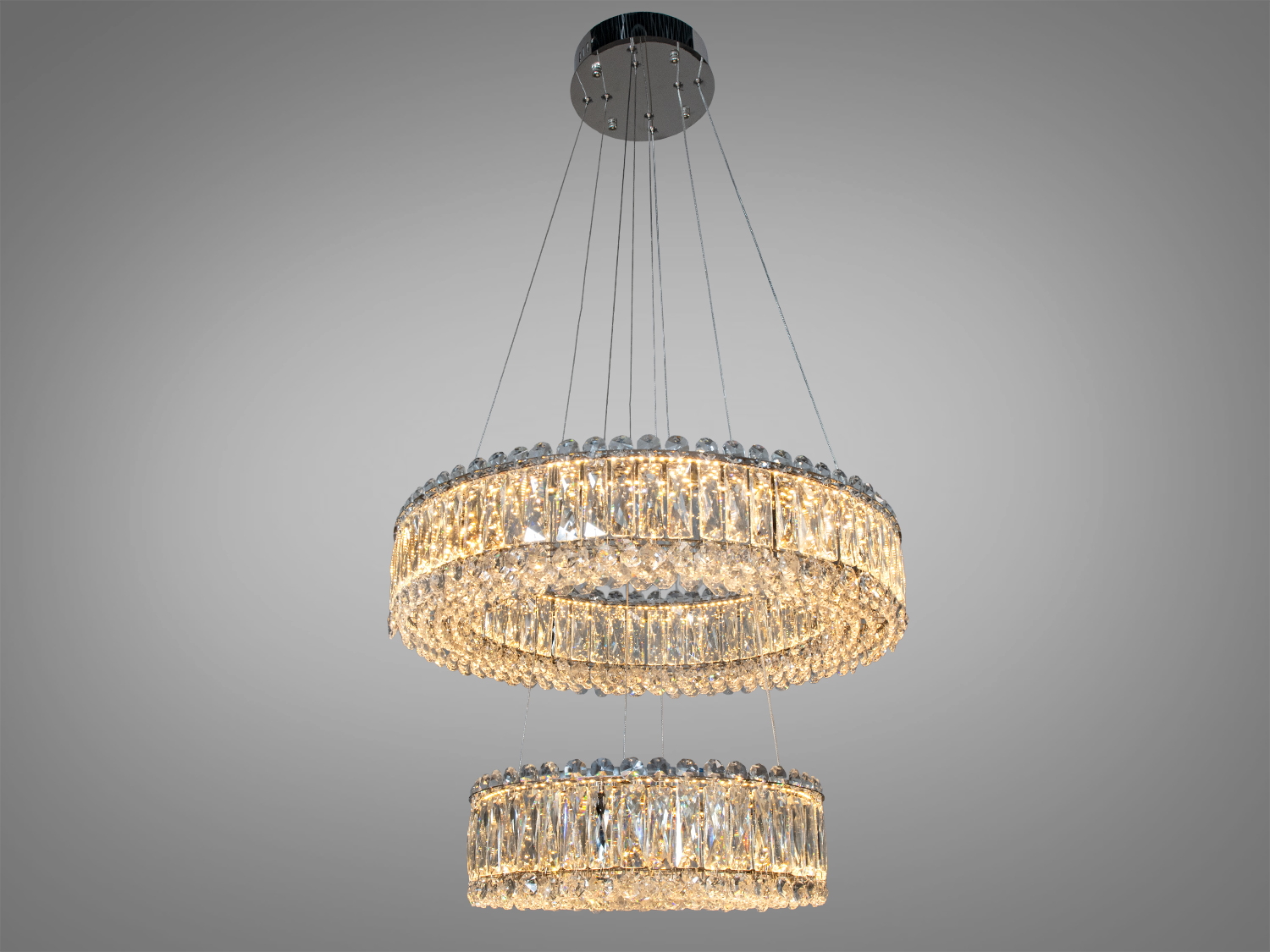 Двоярусна люстра з кришталевими підвісками, кругла форма. Підвісний монтаж, підходить для вітальні.