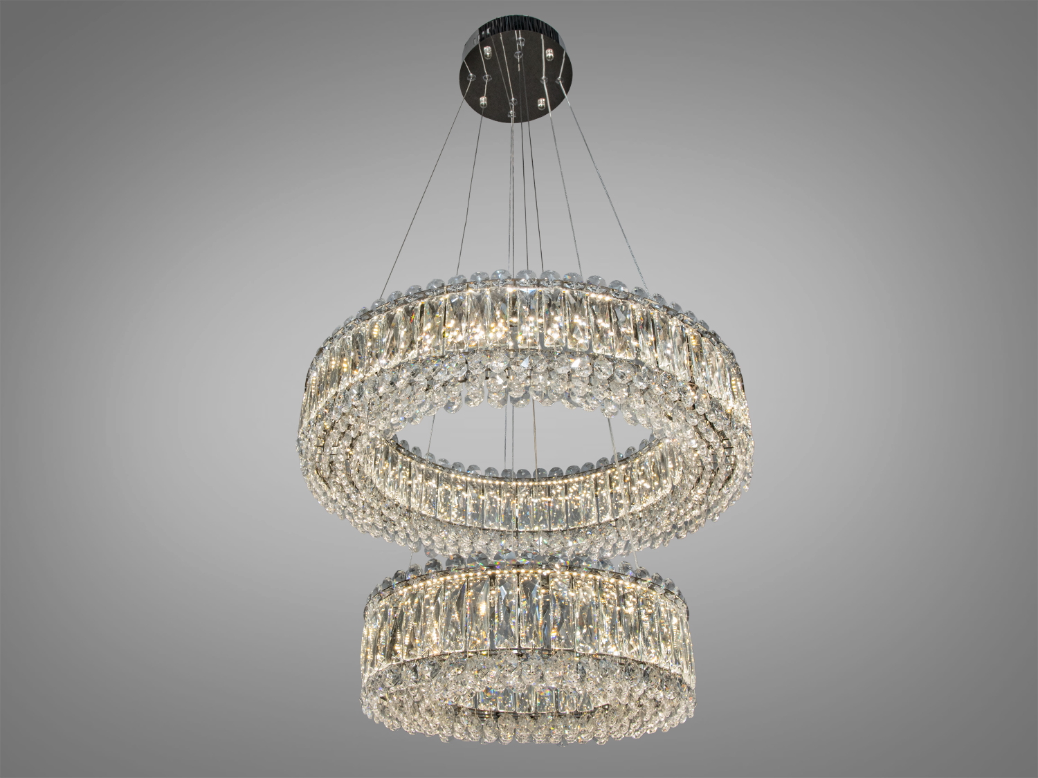 Люстра з кришталевими елементами, два яруси. Тепле світло, підходить для спальні.