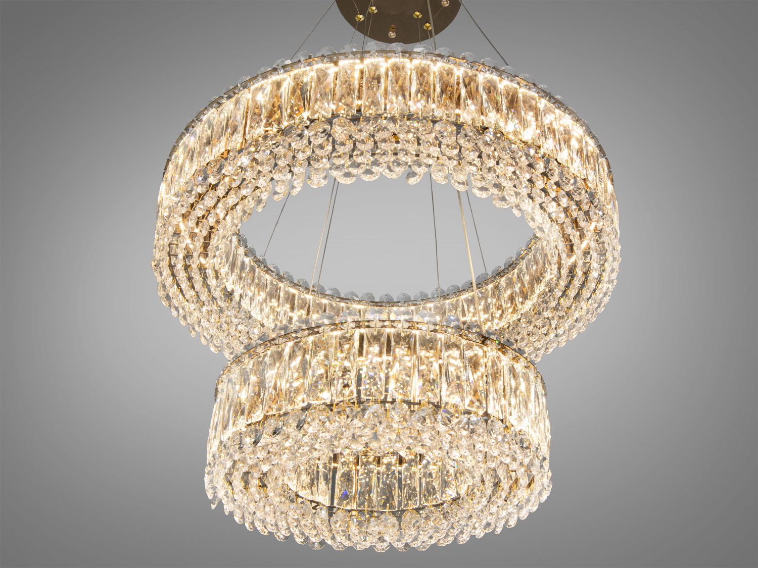 Люстра з кришталевими елементами, що створюють ефектний блиск, підходить для просторих приміщень.