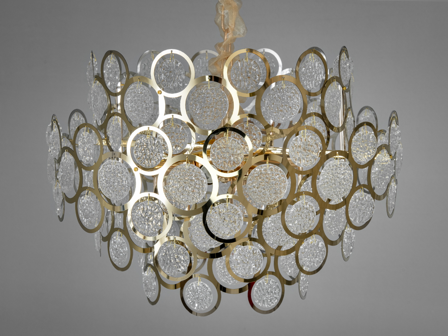 Люстра має елегантний вигляд та доповнить приміщення незвичайним своїм виглядом.