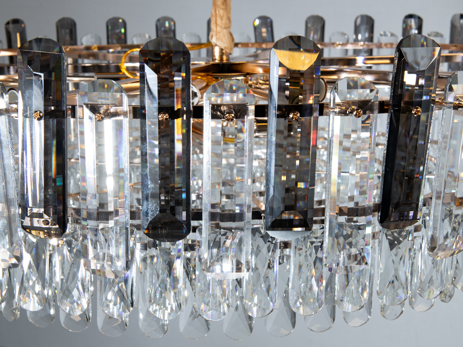 Детальне зображення кришталевих підвісок люстри, що відбивають світло і створюють вишуканий ефект.