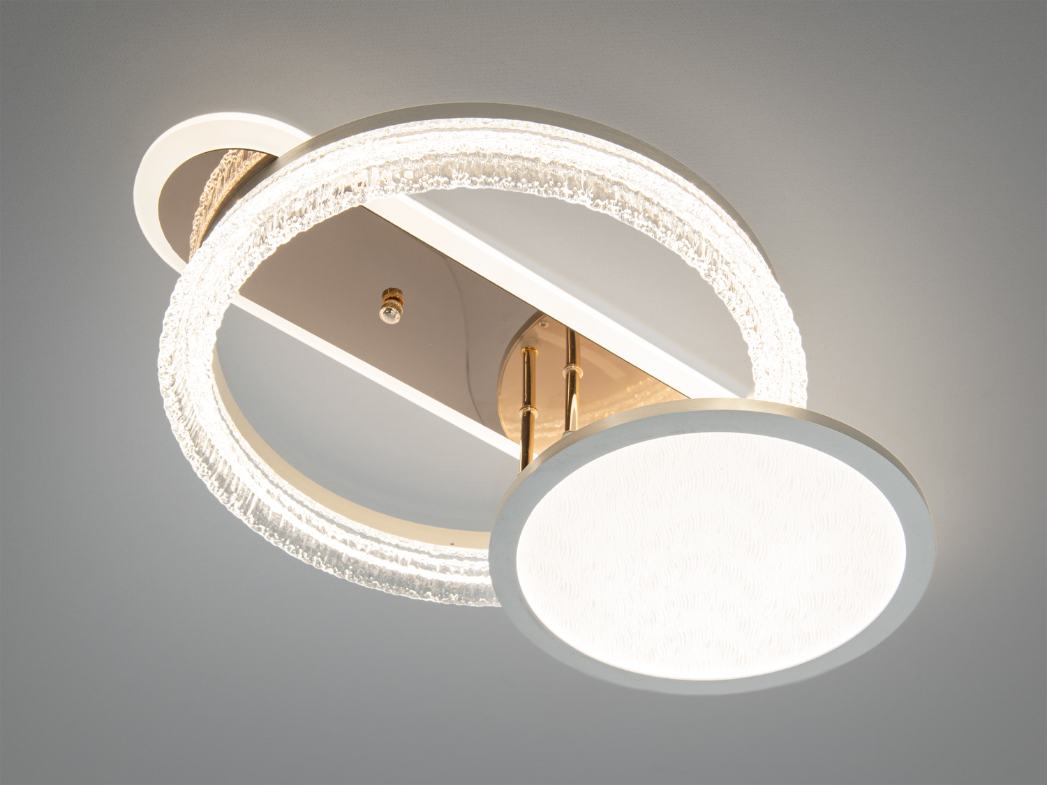Стельовий світильник з акриловим LED-кільцем, що випромінює яскраве біле світло, ідеально підходить для освітлення великих приміщень.