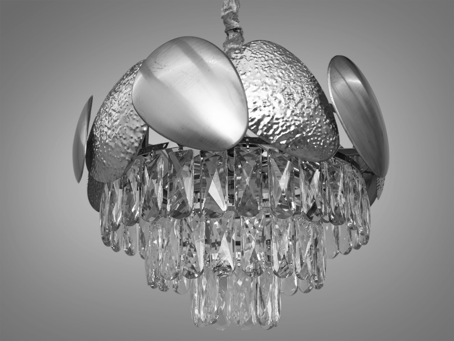 Незвичайна кришталева люстра в спальню, колір хром, на 6 ламп