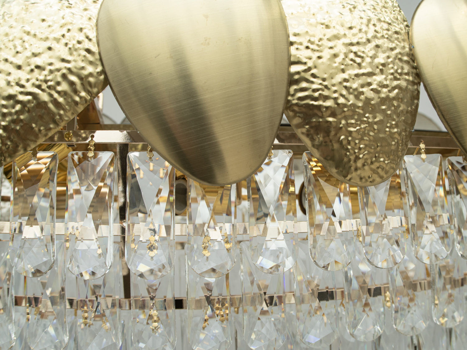 Кришталева люстра овальної форми для вітальні, колір золото