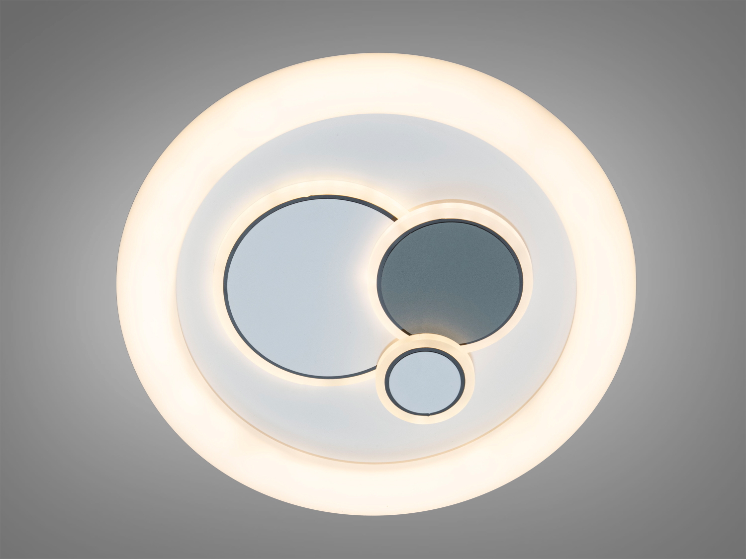 Світильник круглої форми з трьома внутрішніми колами, що створюють сучасний стиль. Ідеальний для монтажу на стелю в сучасних інтер’єрах.