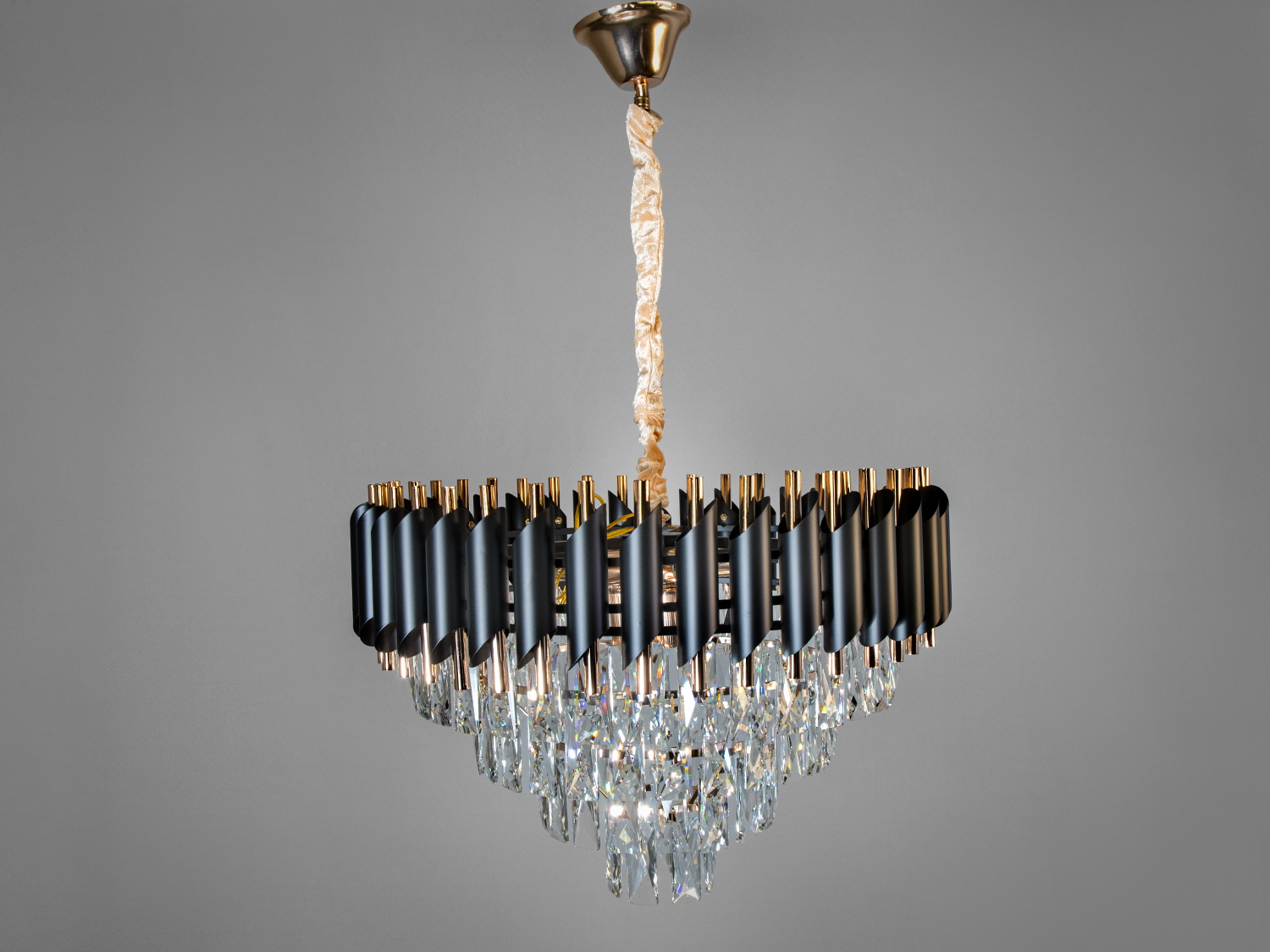 Люстра з чорними металевими пластинами та кришталевими підвісками, ідеальна для вітальні, підвісна конструкція.