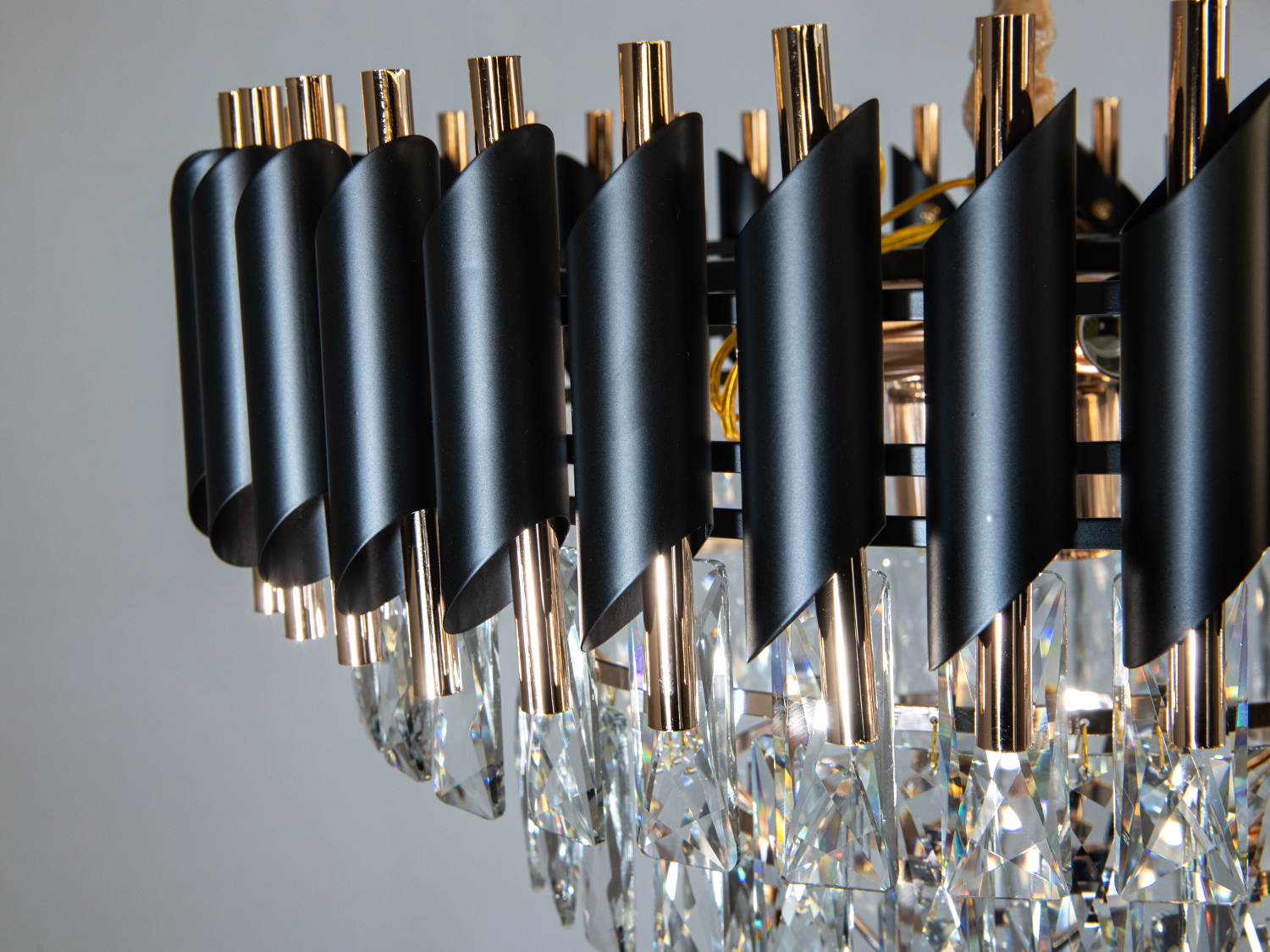 Люстра підвісна Серія 9001 чорний золото 9 ламп кришталь