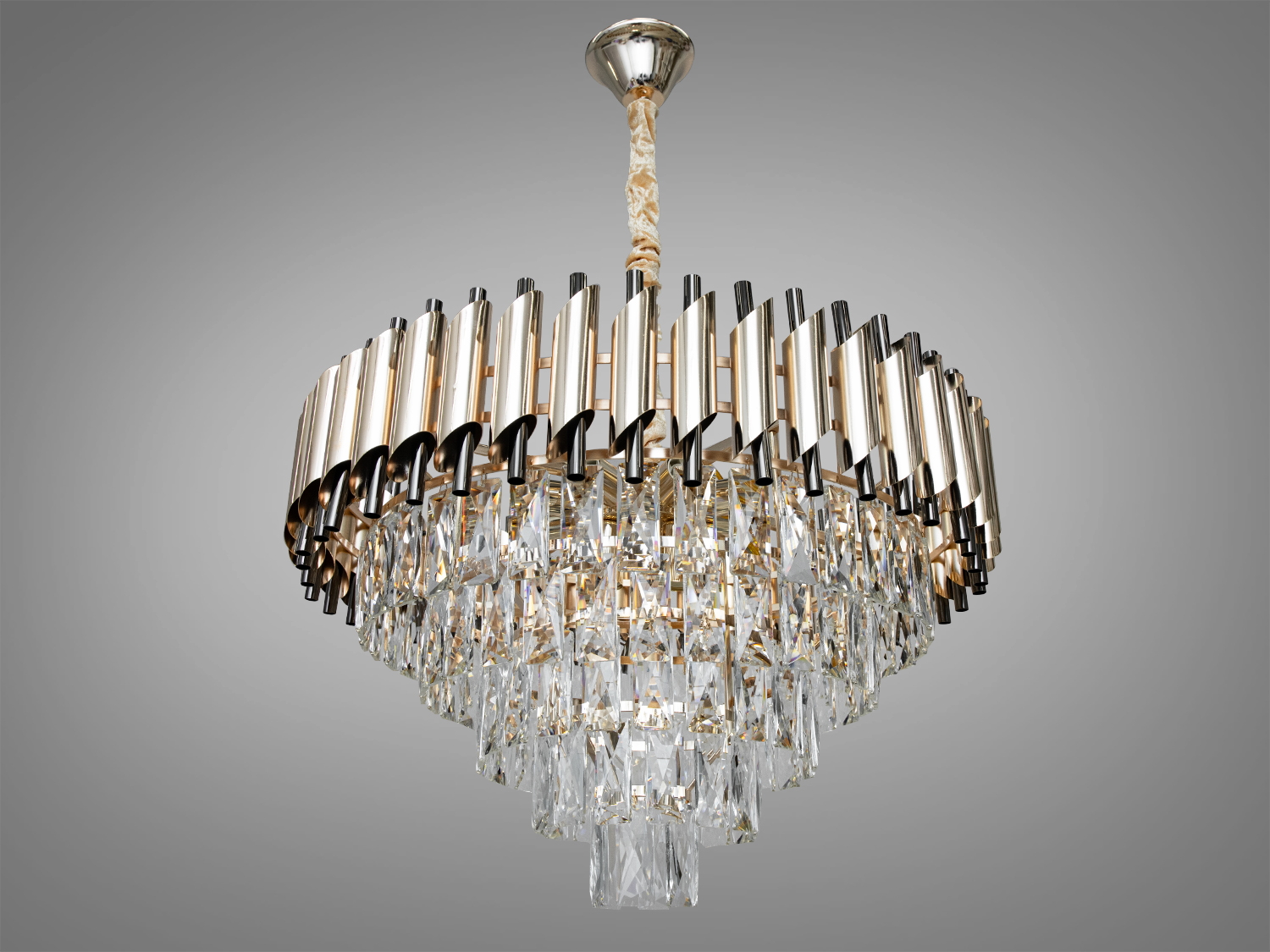 Підвісна люстра з прозорими кришталевими підвісками та металевими елементами. Ідеальна для вітальні з високими стелями.