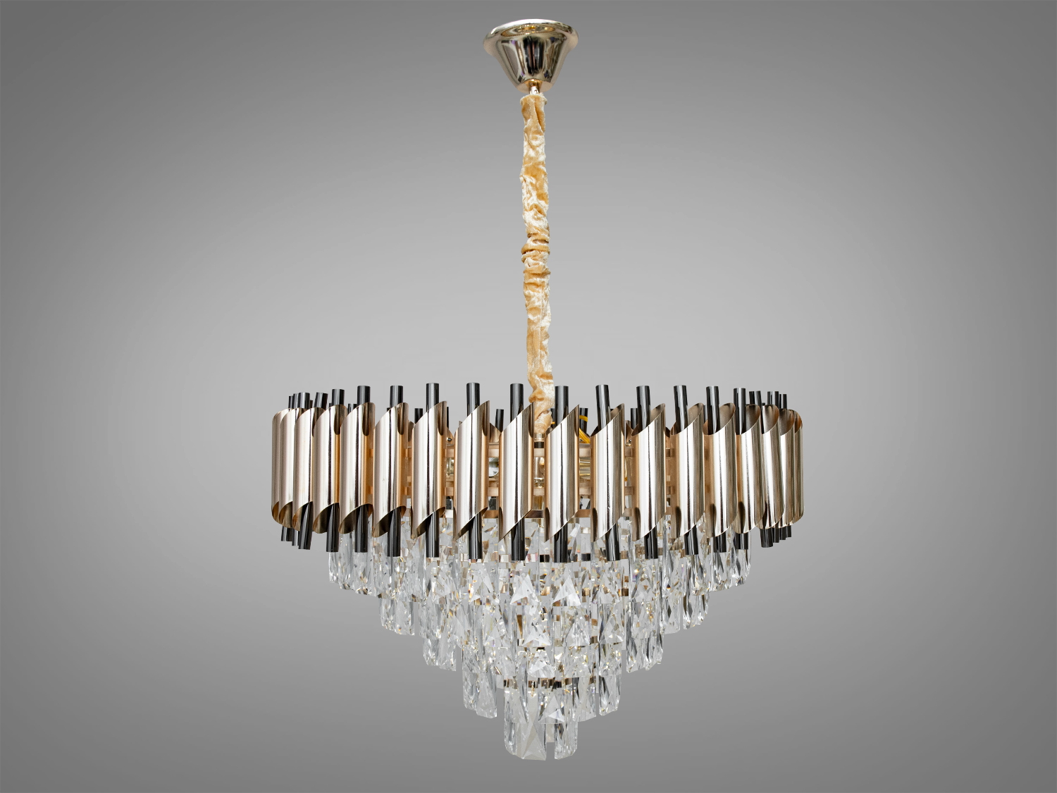 Кришталевий світильник з металевими деталями, підвісний монтаж. Підходить для класичних інтер’єрів.