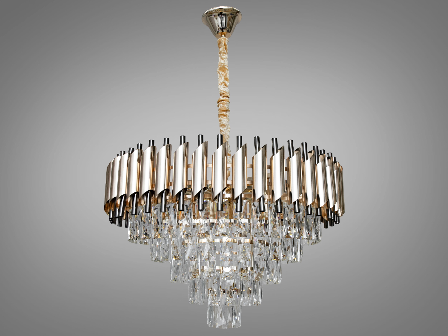 Люстра з каскадними кришталевими підвісками та металевою основою. Відмінно доповнює сучасний декор.