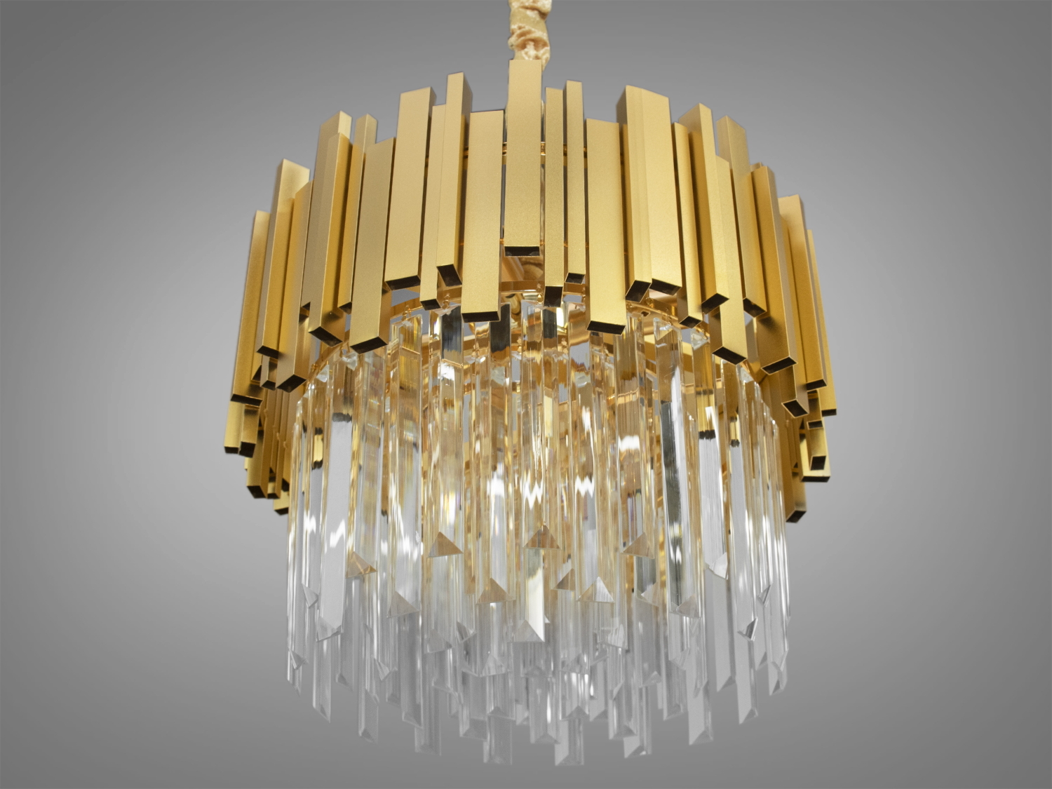Люстра з вертикальними золотими пластинами та кришталевими підвісками, що відбивають світло. Ідеальна для сучасного інтер′єру.