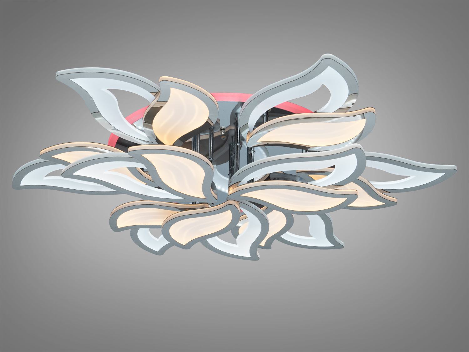 Стельовий світильник з пелюстками, що випромінюють тепле світло, ідеальний для вітальні або спальні.