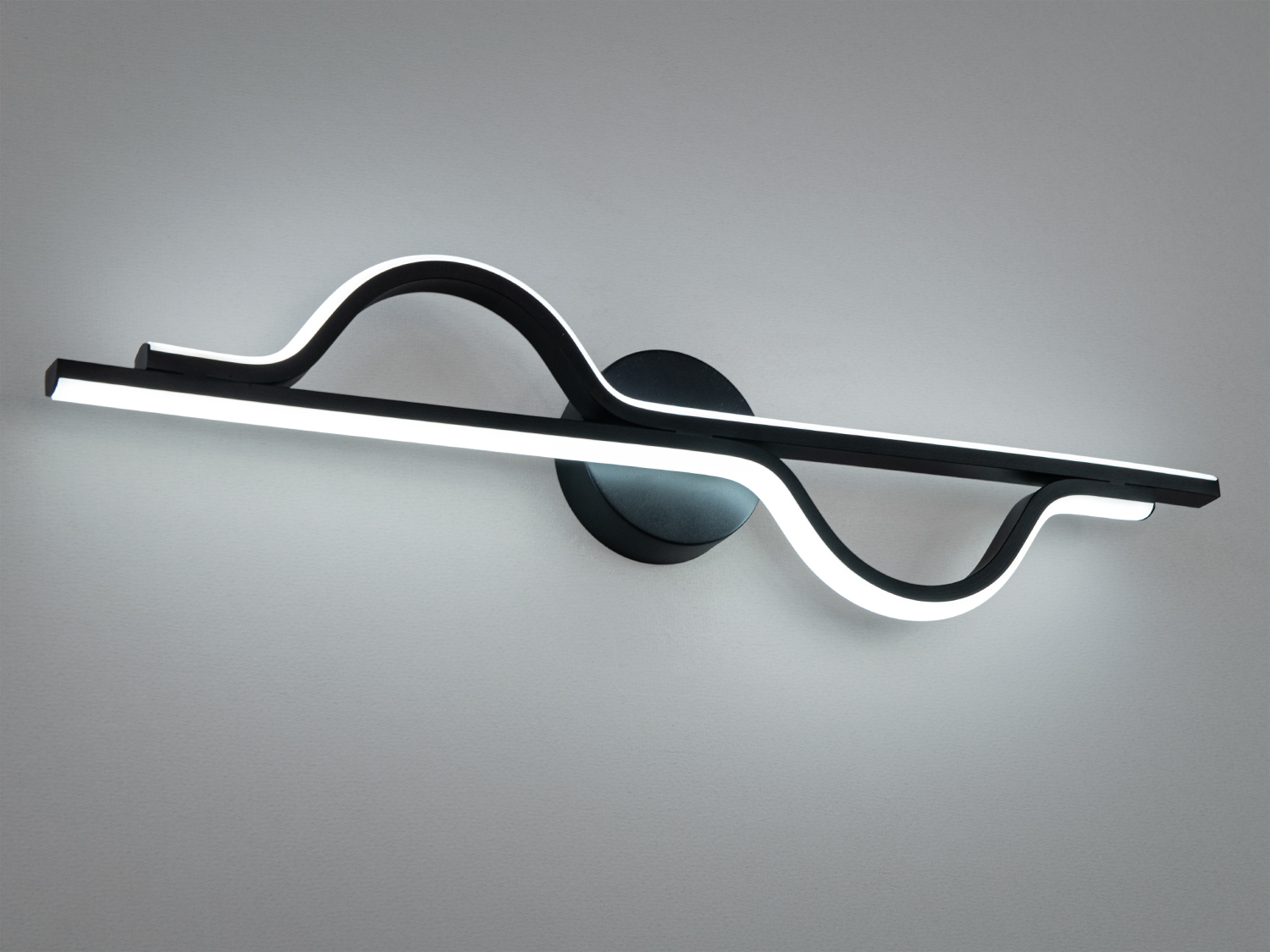 Цей світильник не просто висвітлює простір – він задає йому динаміку та характер.