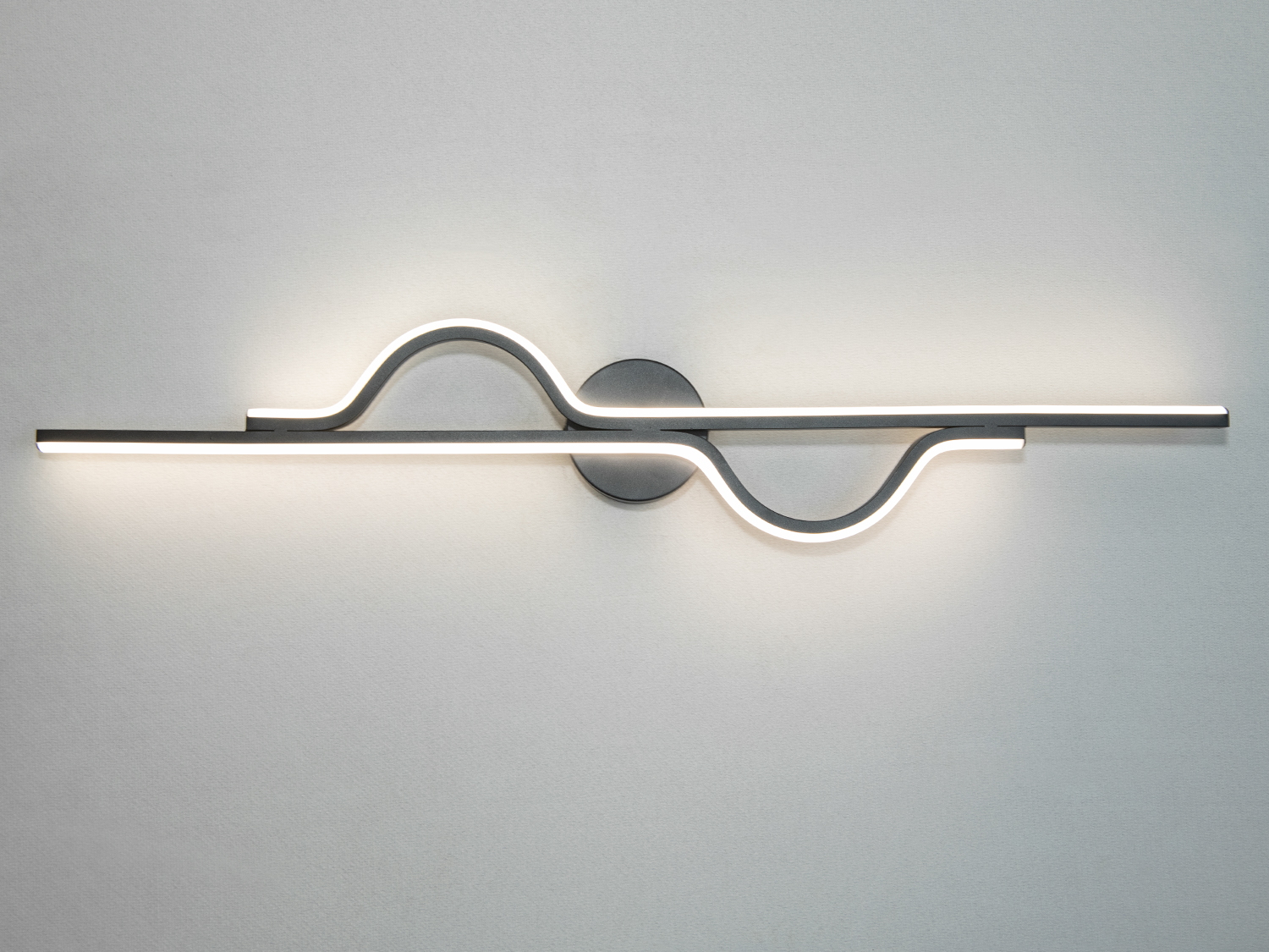 Світильник розташован горизонтально та світить нейтральним кольором світіння.