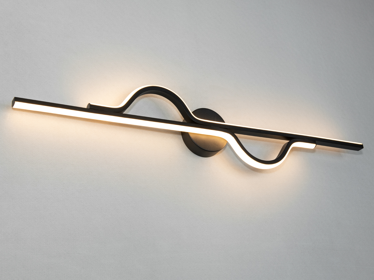 Потужність 36 Вт забезпечує насичене, але комфортне освітлення, світить теплим кольором світіння, що додає затишну атмосферу.