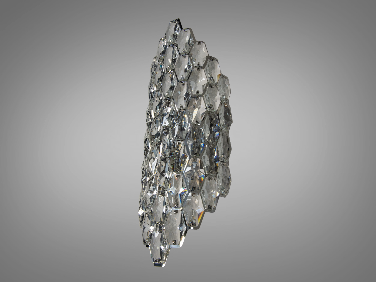 Світильник для настінного монтажу з кришталевими деталями, що формують об’ємну структуру, підкреслюючи сучасний стиль приміщення.