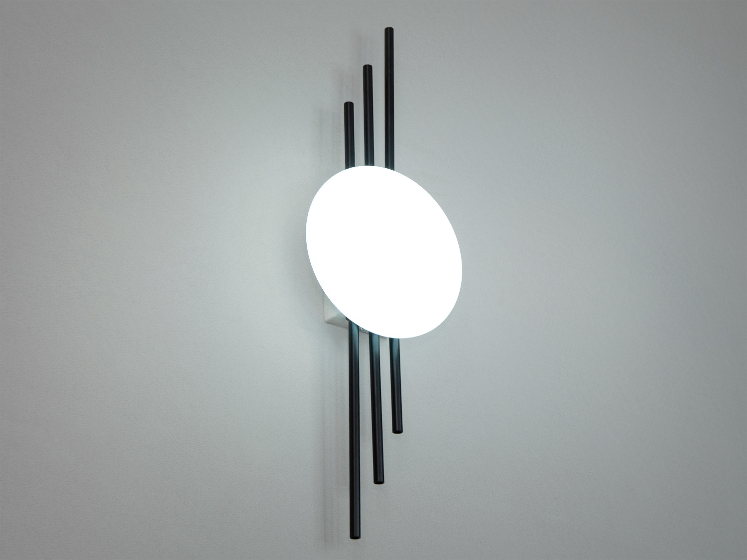 Таке поєднання строгих і мяких форм надає світильнику архітектурного характеру.