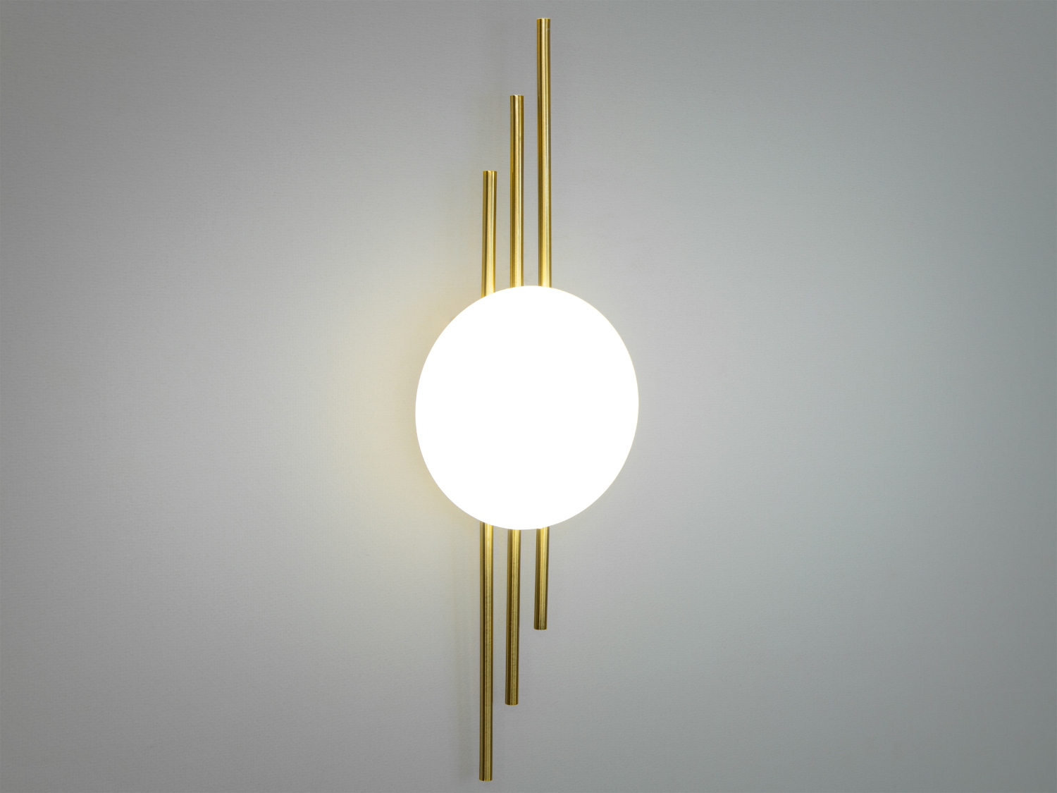 Металеві золоті стрижні, що обрамляють світлову кулю, яка світить холодним кольором світіння.