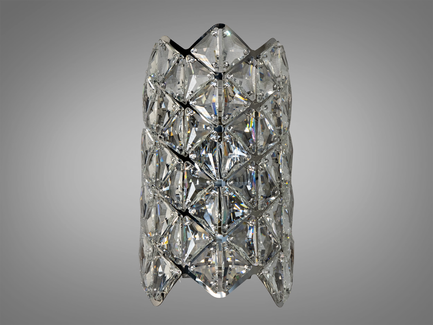 Настінний світильник з кристалами у формі ромбів, що створюють ефект переломлення світла, підходить для сучасного інтер’єру.