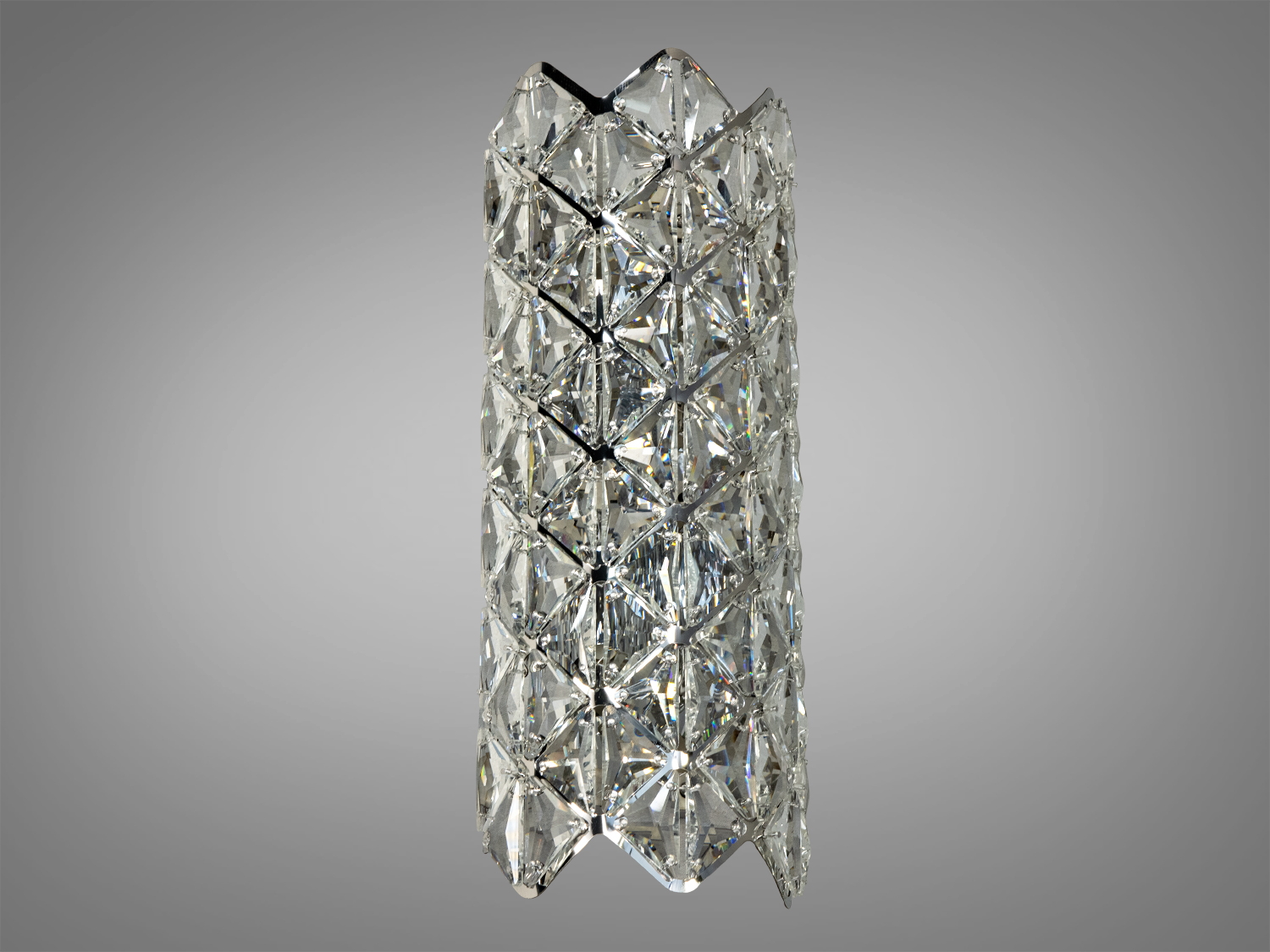 Настінний світильник з кришталевими елементами, що створюють ефект призми, ідеально підходить для сучасного інтер’єру.