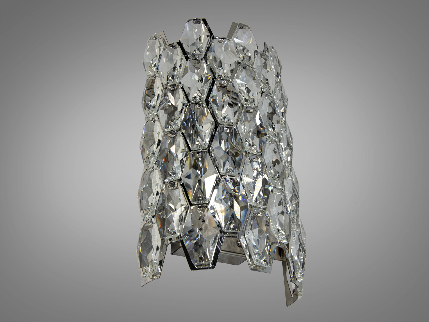 Настінний світильник з багатогранними скляними елементами, що надає приміщенню елегантності. Підходить для монтажу в будь-якій кімнаті.