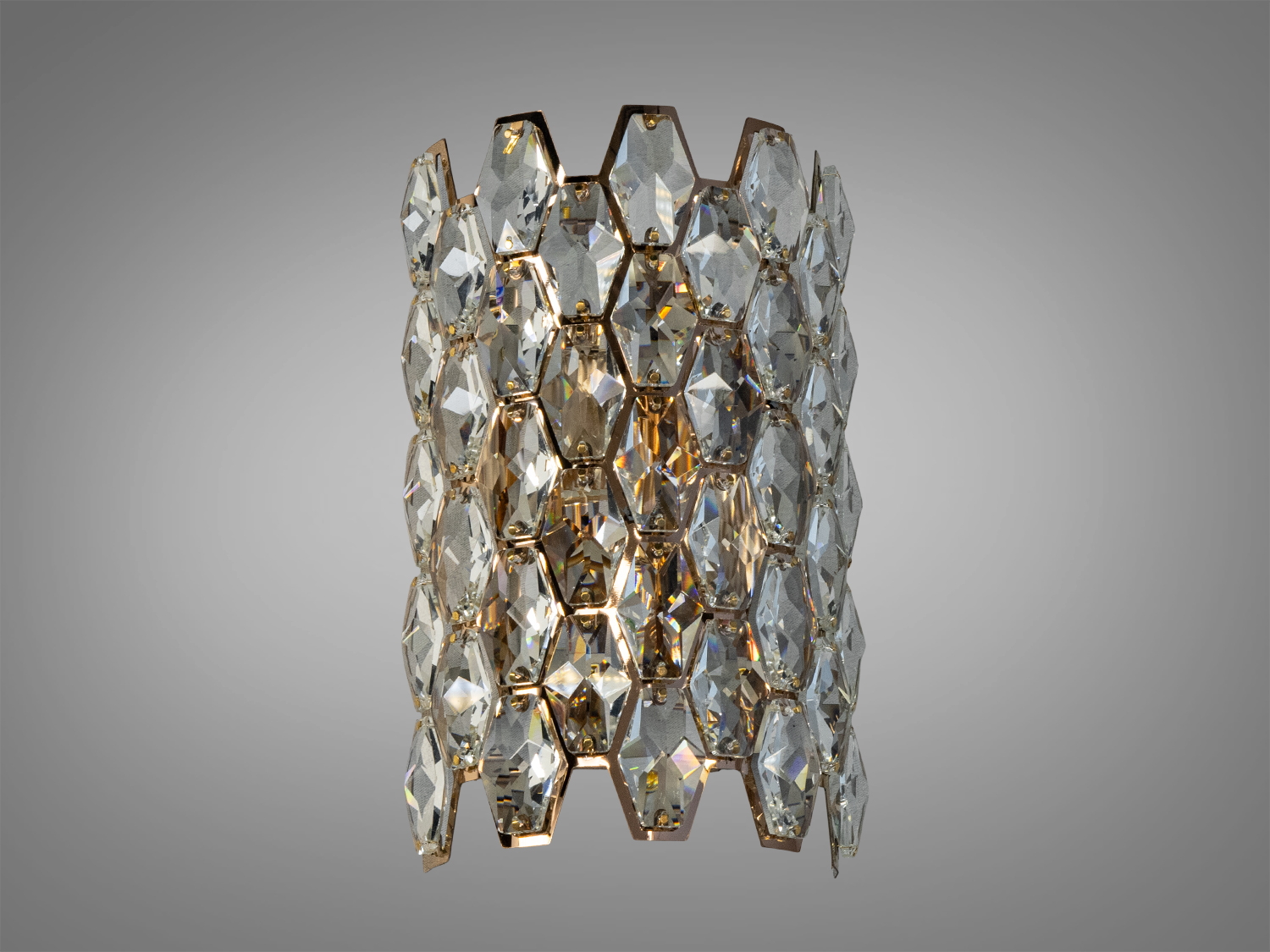 Настінний світильник у золоті з кришталевими деталями шестикутної форми. Ідеальний для класичного та сучасного інтер′єру.